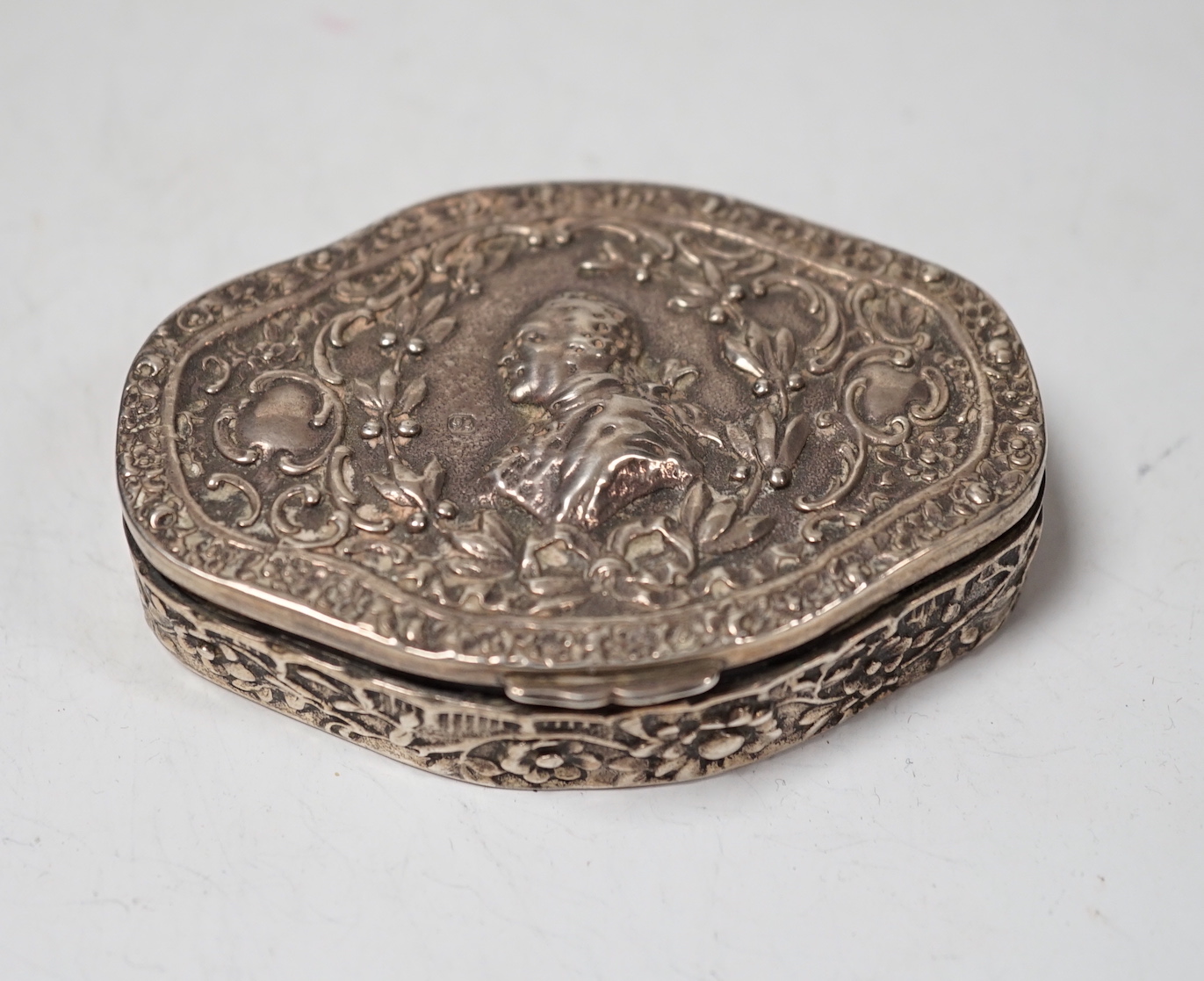 A late 19th century silver Hanau oval snuff box, import marks for Sheffield, 1896, 81mm.